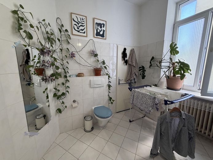 Appartamento centrale di 3 locali nel Nordend con cucina componibile e bagno con luce naturale – Badezimmer
