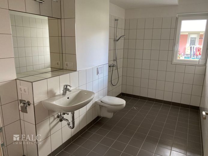 Moderne Obergeschosswohnung im Solarpark Diamant, Barrierefrei, vermietet, mit Terrasse zu verkaufen! – Badezimmer