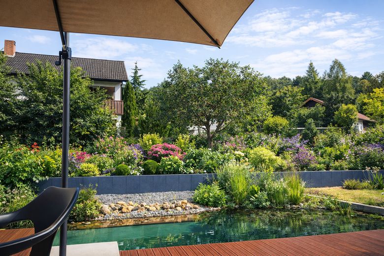 Sonniger Gartenbereich