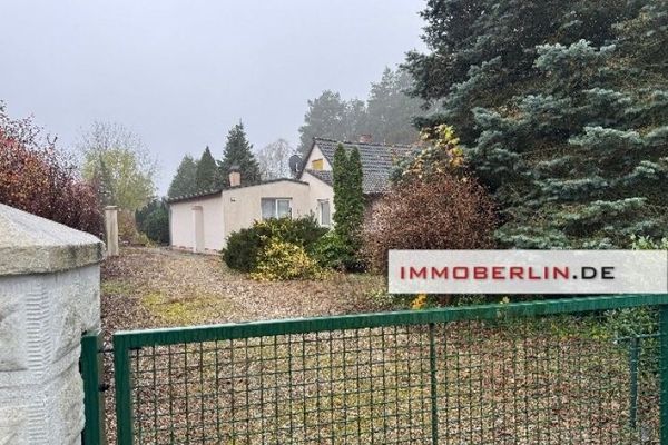 IMMOBERLIN.DE - Angenehmes Baugrundstück mit Bungalow in Südausrichtung & Harmonielage