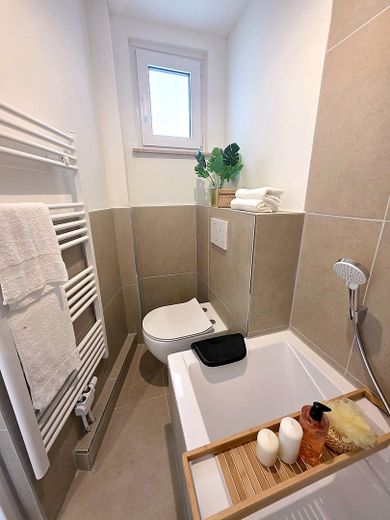 Drei Ebenen, viel Freiraum – renoviertes Reihenmittelhaus mit Garten - sofort bezugsfrei – Badezimmer mit Fenster