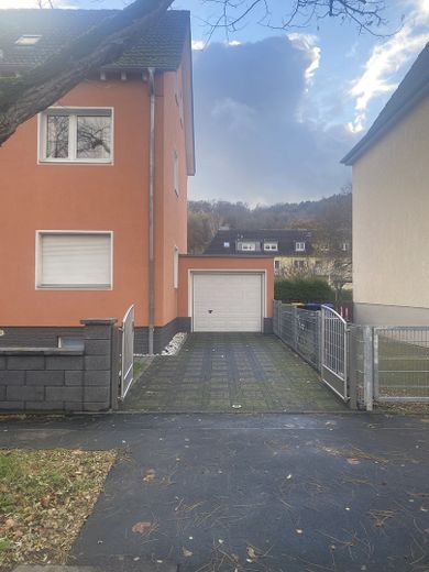 ZADBANY DOM WIELORODZINNY | 5 LOKALI MIESZKALNYCH | W CAŁOŚCI WYNAJĘTY | BONN-BAD GODESBERG | BEZ PROWIZJI – Garage