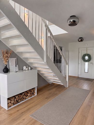 Neubau-Komfort ohne Baurisiko: Fertiges KfW 40 Einfamilienhaus mit Weitblick - provisionsfrei – Eingang, Treppe & Holzlege