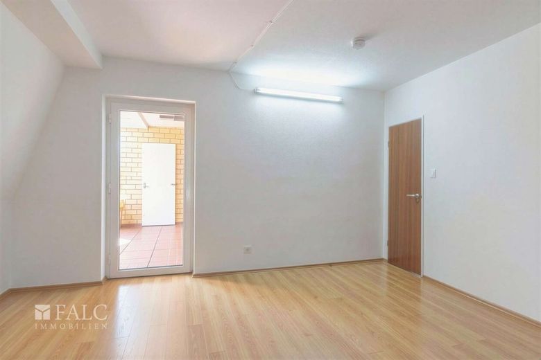 Kapitalanlage oder Zuhause: Helle 3-ZKB mit großer Loggia und Tiefgaragenstellplatz – Schlafen mit KI geräumt