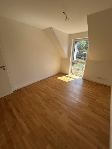 203 m² | Garten | 2 Garagen | Einbauküche | Wärmepumpe | Frensdorf – OG Zimmer 1