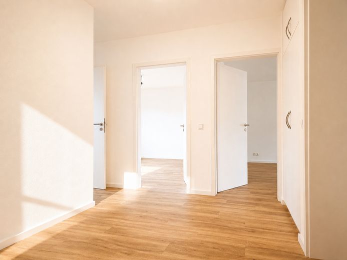 Ein Traum: Helle 3-Zimmer-Wohnung mit großem Balkon, Einbauküche und Garage – Flur