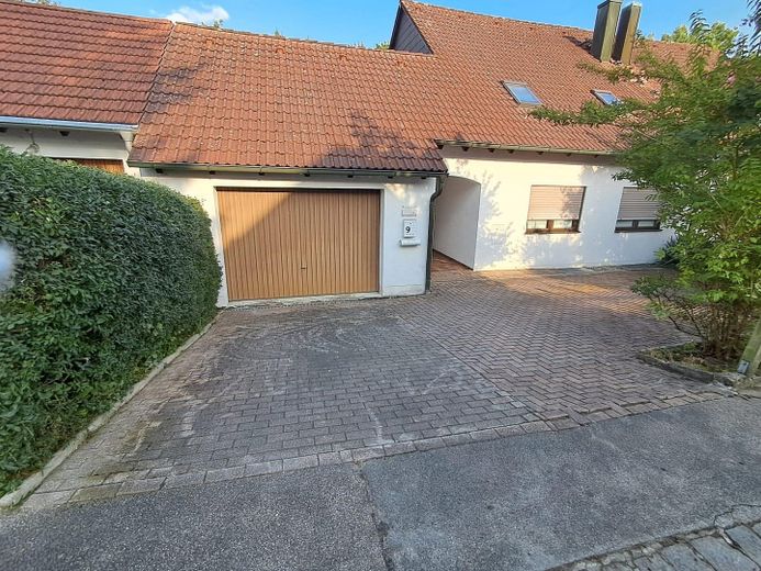 Haus & Garage Eingang Vorne