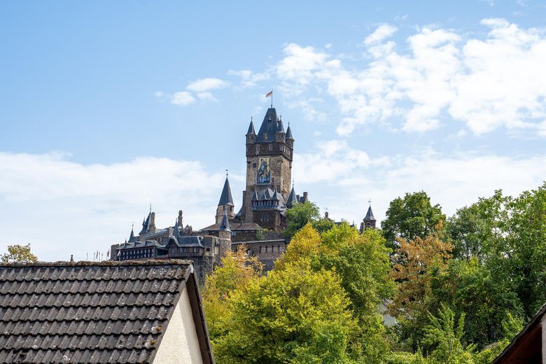Drei-Familienhaus mit Burgblick – ideale Voraussetzungen für 3 Eigentumswohnungen – Burgblick