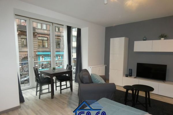 NEL CUORE DELLA VITA: 2 locali con balcone + vista sullo skyline, situato vicino a Willy-Brandt-Platz