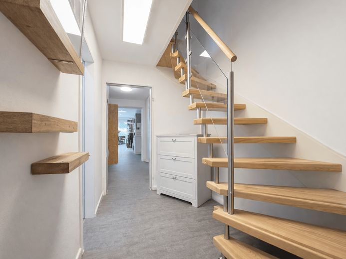 Modernisierte Doppelhaushälfte auf ca. 846 m² Grundstück mit außergewöhnlich niedrigem Erbbauzins – EG Flur Treppe nach oben