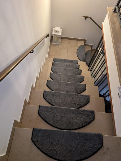 Gepflegte 6 Zimmer 152 qm DDH mit Garage und Garten in 91088 Bubenreuth – Treppe ins DG