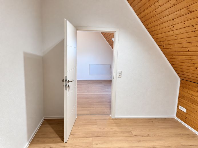 Esclusiva maisonette di 2,5 locali con ascensore, cucina nuova e vista panoramica – in posizione centrale a Weingarten – Flur