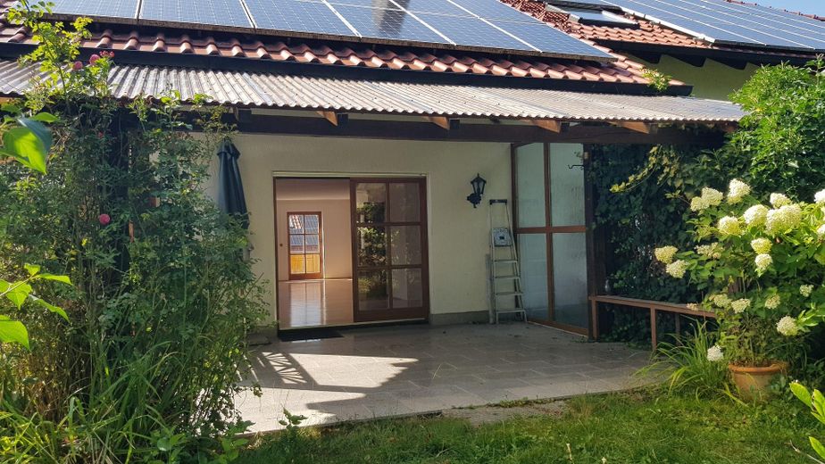 Traumwohnung m. Garten in bester Wohnlage Ende Sackgasse mit Blick in die Alpen mit PV Anlage – Terasse 