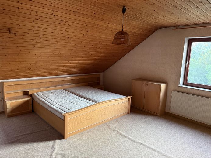 Platz für die ganze Familie: 5-Zimmer-Reiheneckhaus in zentraler Lage von Schwabach – Dachboden mit Fenster