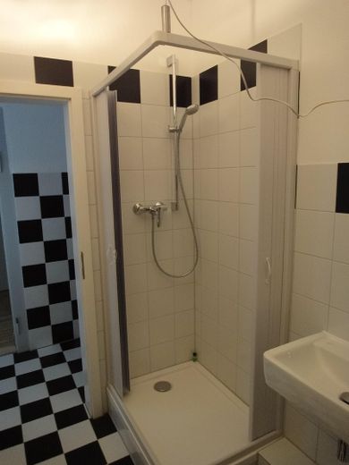 Mieszkanie typu atelier z zabudowaną kuchnią – Dusche