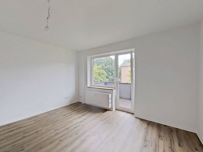 Die Blätter fallen, Ihre Miete auch: Gemütliche 2-Zimmer-Wohnung mit BALKON im Norden von Rendsburg – Ansicht I: Wohn- und Esszimmer