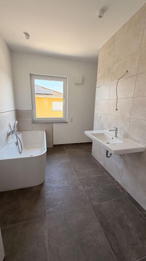 Neubau-DHH in Magdeburg-Diesdorf / familienfreundlicher Garten / Photovoltaik / 2 Stellplätze – Bad oben