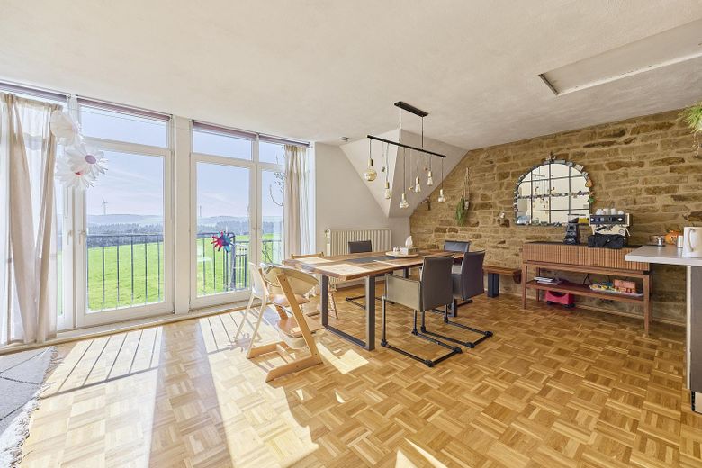 exklusiver Traum im Grünen. 4 Seit-Hof mit Seminarhaus – Wohnraum WHG 1.OG