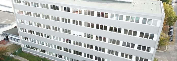 Plauen’da bitişiğinde geri dönüşüm merkezi alanı bulunan ofis binası - Ticari bölge