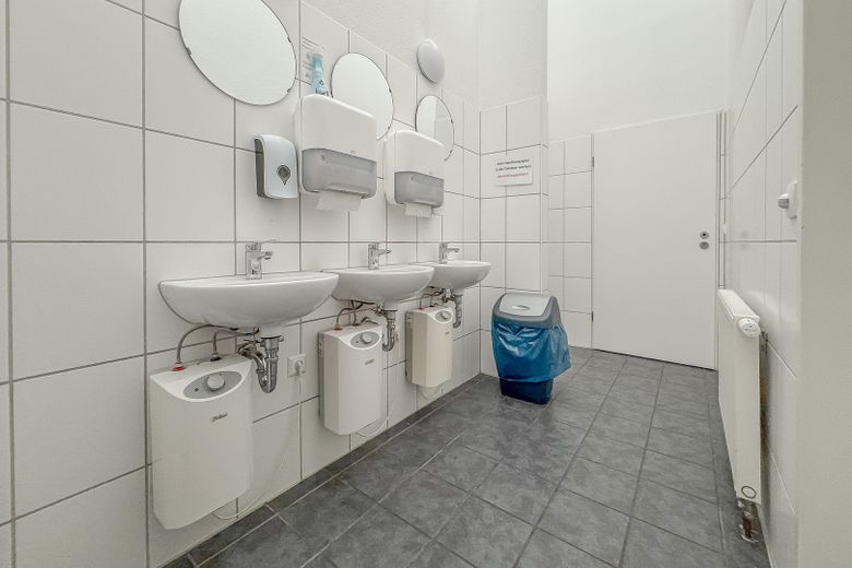 LAGER MIT KÜCHE & LASTENAUFZUG – SICHER, ÜBERWACHT, 24/7 NUTZBAR, TOP-ANBINDUNG RUHRGEBIET – WC-Anlagen (D/H/B getrennt)