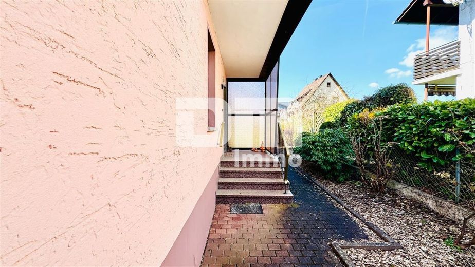 (Reserviert!)Zeitlose Eleganz trifft Moderne: Modernisiertes Einfamilienhaus – Zuweg Haupteingang