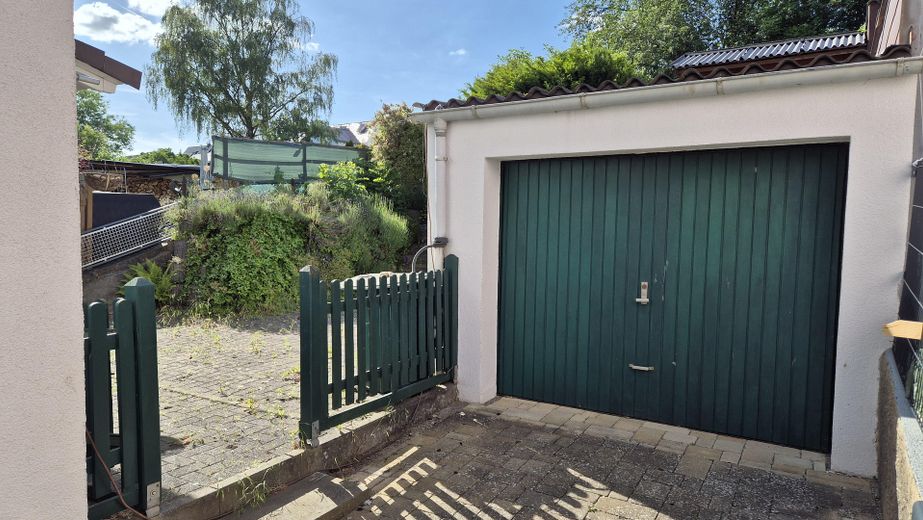 €12,000 saved on estate agent fees! Modernised semi-detached house with garden: close to the centre, quiet, low ancillary costs – Garage & Freisitz