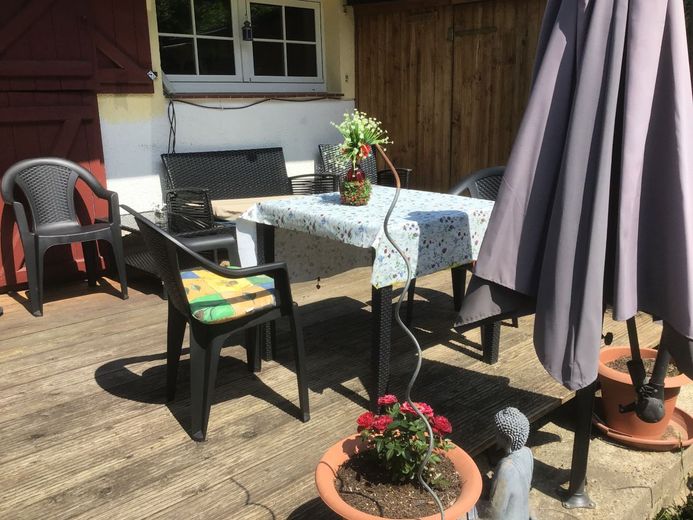 Attraktives Haus mit 2 Wohneinheiten,Idyllisch, Ruhig am Wald,Sauna,Kaminofen – Terrasse größere Wohnung mit Möbel