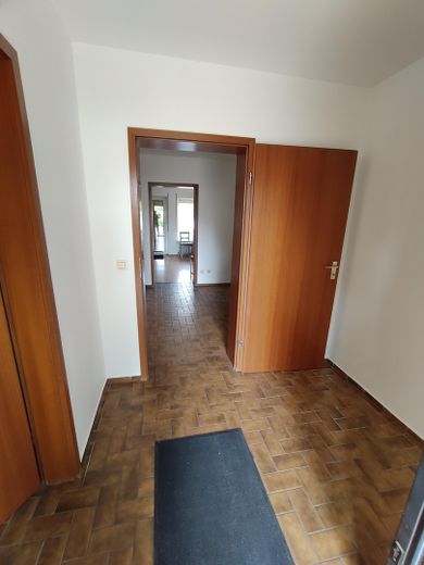 große Doppelhaushälfte ideal zum Wohnen und Arbeiten – EG Eingangs ins Haus