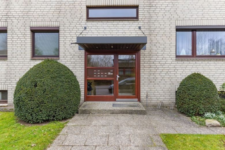 Modernisierte 3-Zimmer-Wohnung mit Tiefgaragenstellplatz in
bester Lage von HH-Meiendorf – Eingangstüre