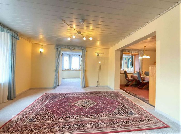 ***Blick auf die Burg Plesse - Haus mit Doppelgarage und üppiger Terrasse in Eddigehausen*** – Wohnzimmer EG