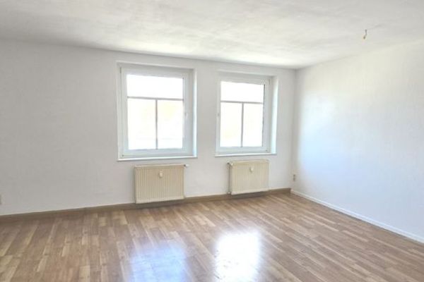 ! Attraktiv, geräumige 2 Zi.Wohnung mit großer Küche und Balkon !