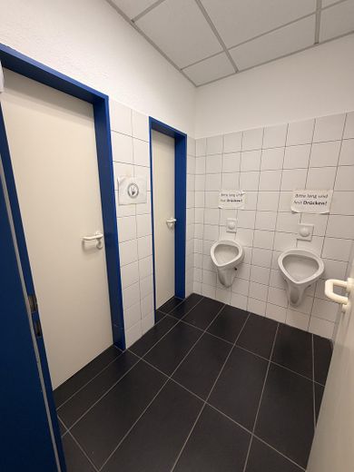 Helle Bürofläche ca. 100 m² – mit 3 Räumen und Stellplätzen – Sanitäranlagen