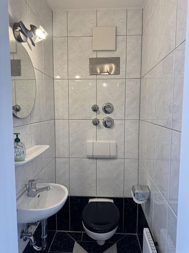 Komfortable Stadtwohnung mit Aufzug – Gäste WC