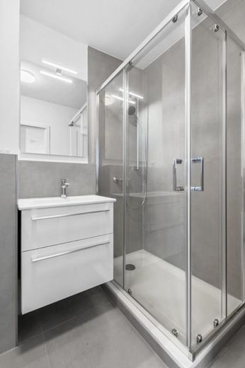 1074 Voll möbliertes WG-Zimmer mit Balkon & EBK in FFM-Heddernheim / Nahe Riedberg – Dusche / Badezimmer