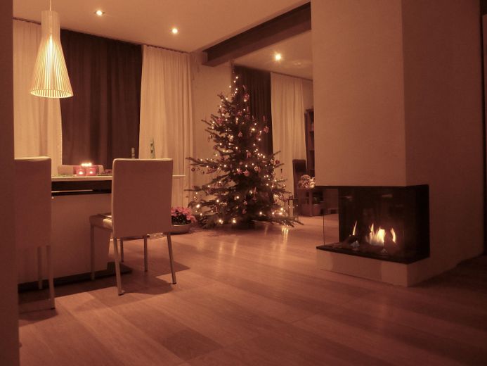 Von Privat: Ein Haus zum Wohlfühlen – Der Kamin zur Weihnachtszeit 