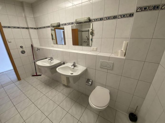 Großzügige, gepflegte 2 -Zimmer Wohnung mit großer Terrasse in Hofheim OT Wildsachsen – Bad mit zwei Waschbecken