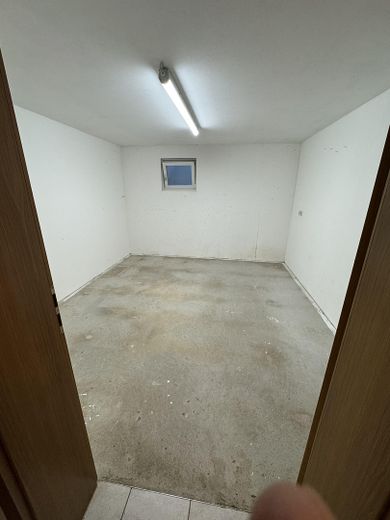 Große Dachgeschosswohnung mit Balkon und EBK in ruhiger Lage – Kellerraum (für DG)