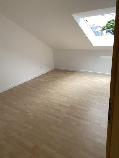 Wunderschöne 4,5-Zimmer-Maisonette-Wohnung in allerbester Lage von Rödermark OR – DG Zimmer 3