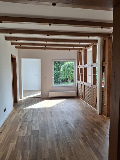 Sonnige EG-Wohnung mit EBK, Wannenbad, Kamin & Garten - von privat an privat – Esszimmer - Blick zum Garten
