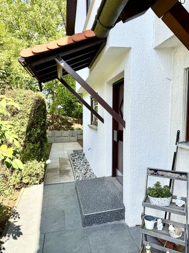 Einziehen & Wohlfühlen – hochwertig renoviertes Reihenendhaus mit Garten, Garage & PV – Eingangsbereich_Haustüre_02
