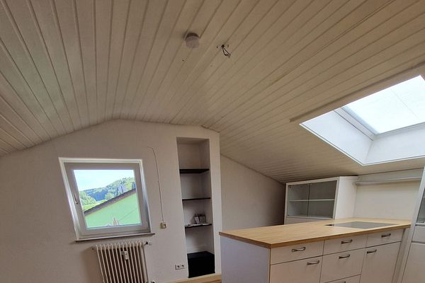Heidenheim'e 5 dakika mesafede, orman kenarında sakin bir konumda geniş oturma mutfağına sahip aydınlık 2,5 odalı çatı katı dairesi
