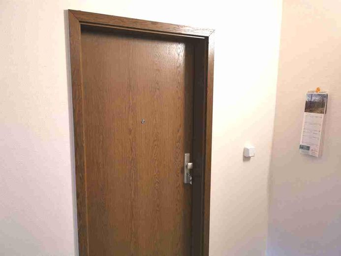 2-pokojowe mieszkanie z balkonem w Miśni, sprzedaż bez prowizji – Eingang zur Wohnung