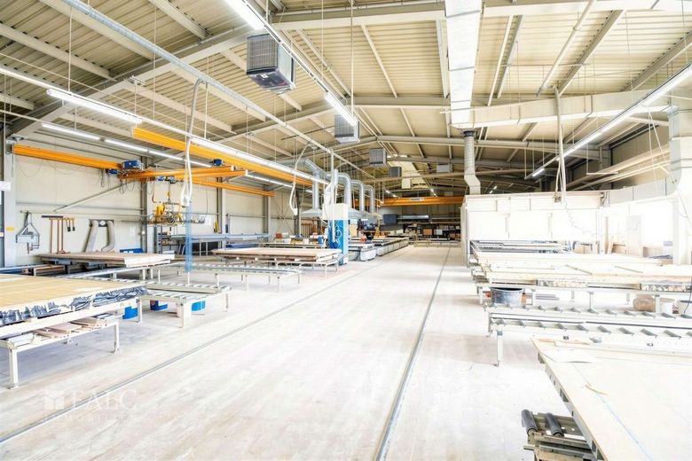 +++ Zukunftssicher investieren: Vielseitige Gewerbeimmobilie mit A19-Anbindung und Flughafen-Nähe ++ – Produktion II