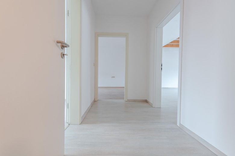 Loft-Feeling auf zwei Ebenen: Maisonette mit Galerie und Balkon mitten in Bensheim – Diele