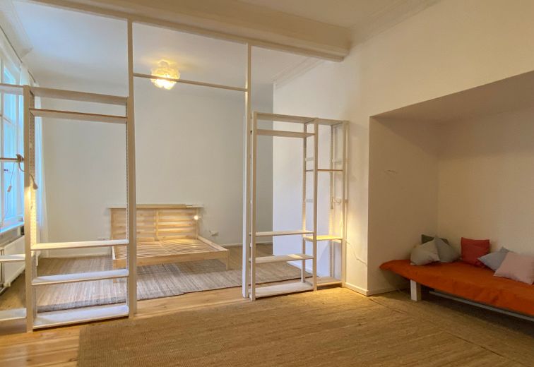 Westhafen Stuckaltbau, sonnig, grün, ruhig, Balkon, hohe Räume – Suite zum Hof