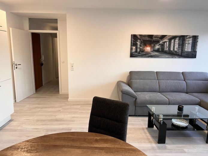 Sanierte und möblierte Wohnung mit Balkon im Herzen von Stuttgart-Vaihingen – Küche-Wohnzimmer4