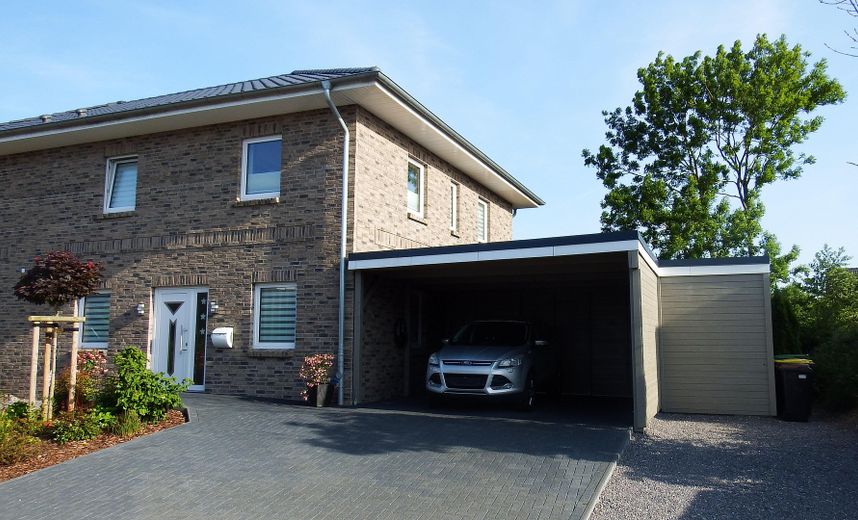 Hauseingang mit Carport