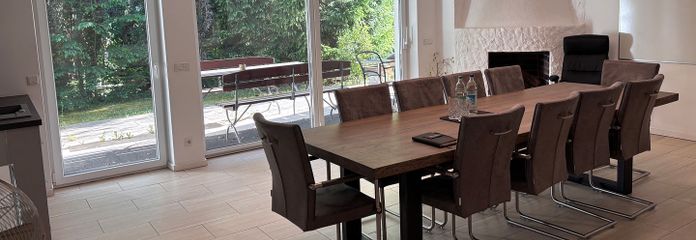 TOP garden apartment with office/storage, ONLY 240% trade tax, parking spaces, TOP insulated, underfloor heating, lots of greenery – Großer Wohn-/Essbereich