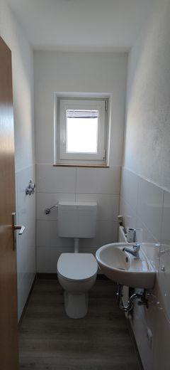 Schöne 2,5-Zimmer Wohnung im 3. OG mit Einbauküche, Balkon und Garage – WC