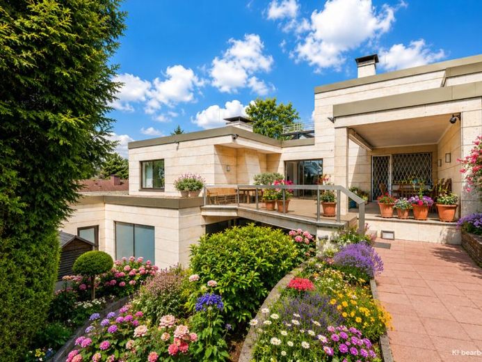 LUXURIOUS HOUSE-IN-HOUSE ESTATE WITH INDOOR POOL IN A PRIME LOCATION IN KÖNIGSTEIN'S JOHANNISWALD – Foto 1